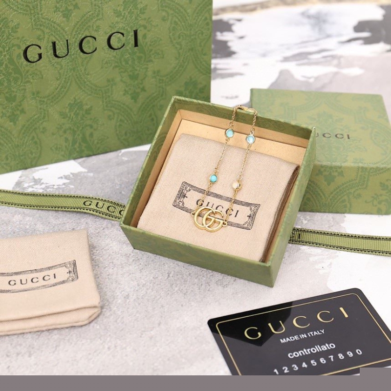 G*u*i bracelets